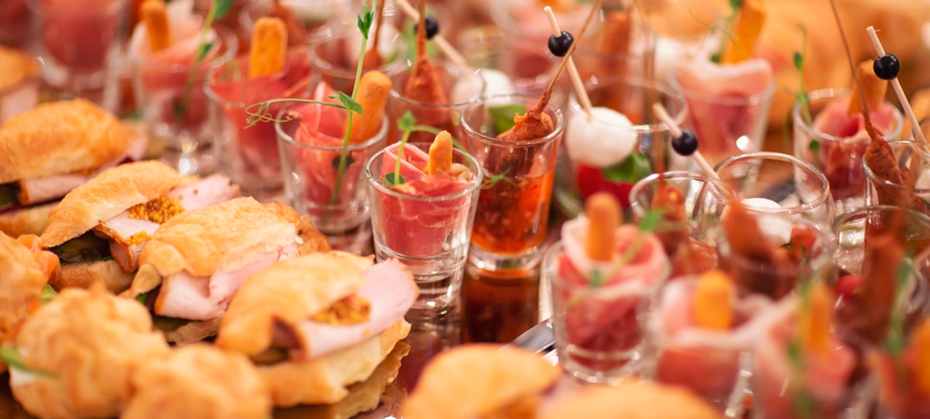 Fotografía de diferentes canapes en un evento hechos por Abensa SCA