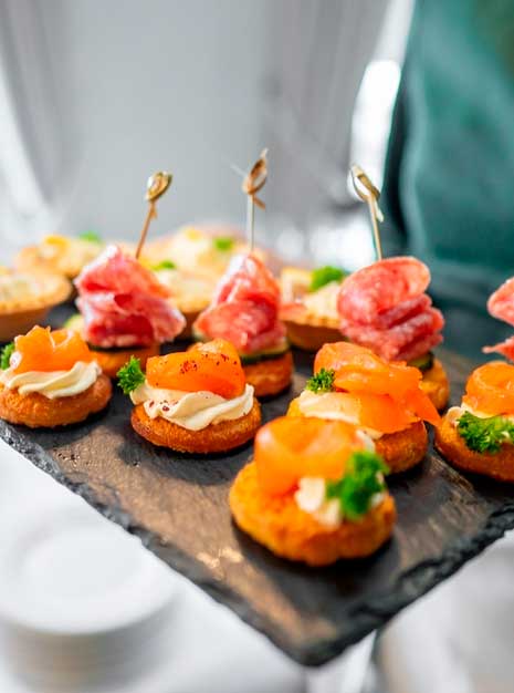 Fotografía de diferentes canapes en un evento hechos por Abensa SCA
