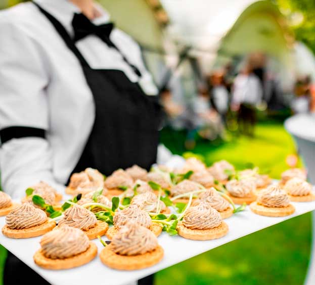 Fotografía de diferentes canapes en un evento hechos por Abensa SCA