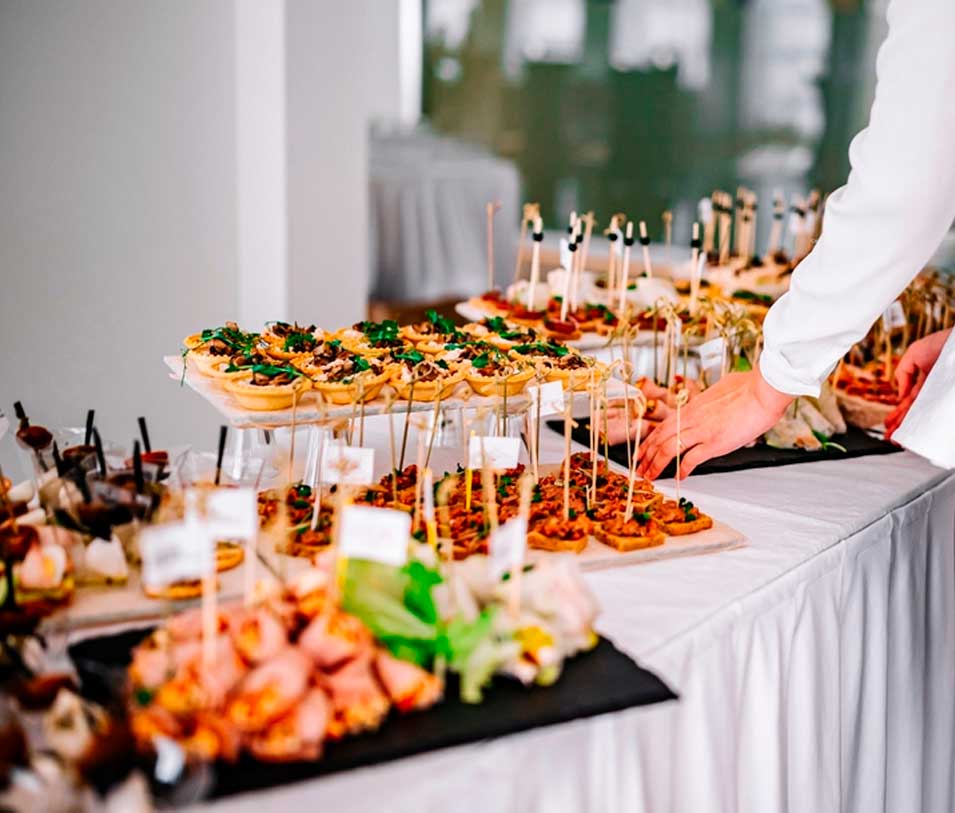 Fotografía de diferentes canapes en un evento hechos por Abensa SCA